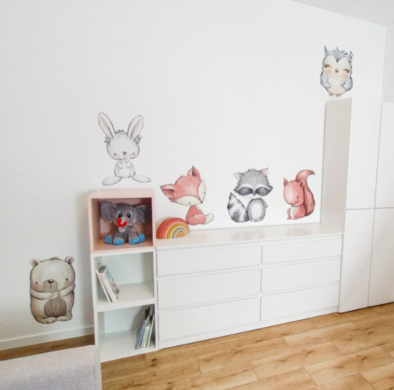 Gyvūnų lipdukai virš lovelės