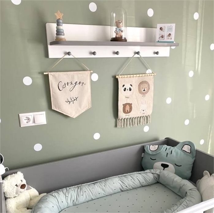 Balti taškeliai ant sienos – lipdukai kambariui