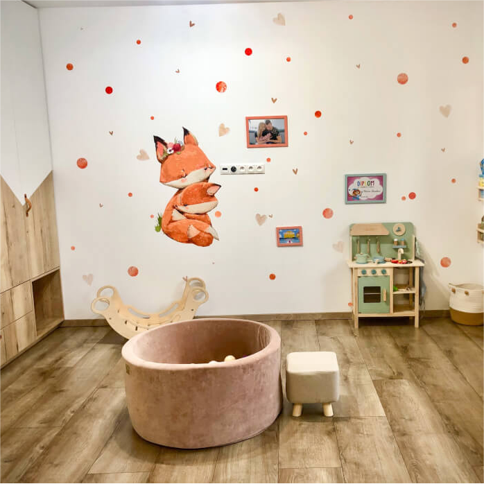 Lipdukas virš lovos - Apsikabinusios lapės