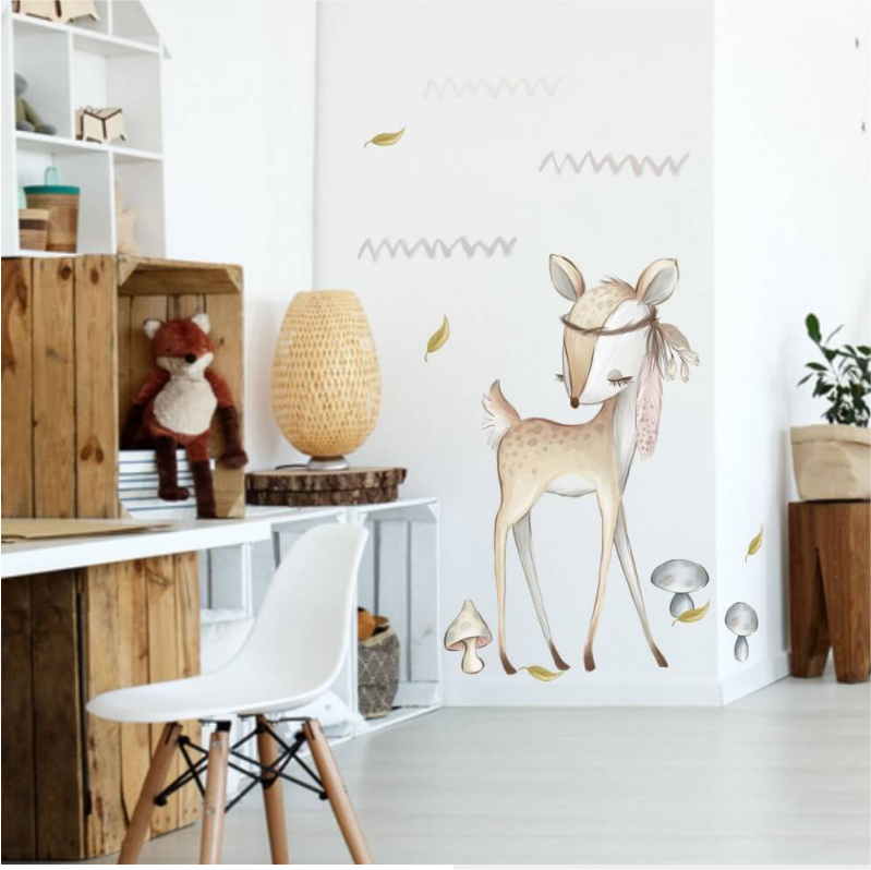 Rudos spalvos lipdukas su stirna vaikų kambariui