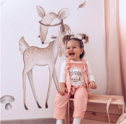 Rudos spalvos lipdukas su stirna vaikų kambariui