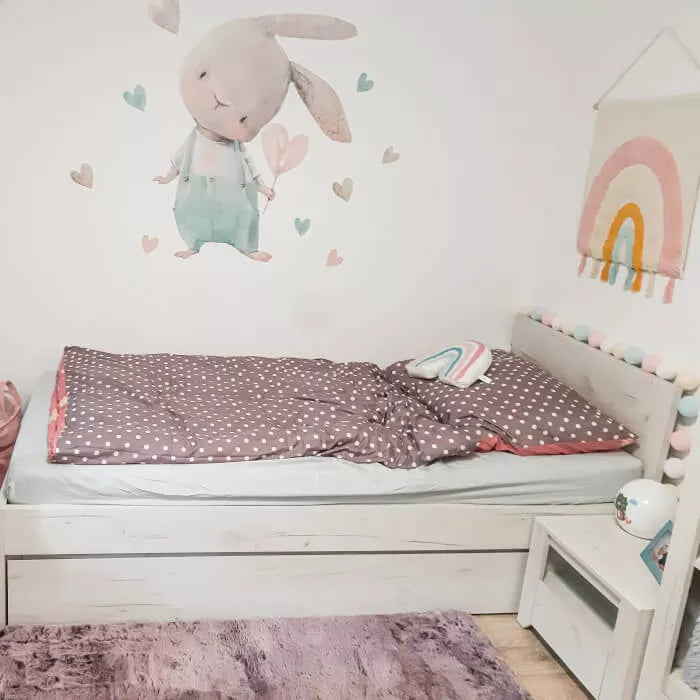 Kiškučio lipdukas su širdele - sienos lipdukas