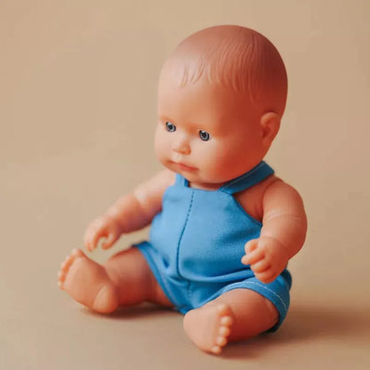 Miniland lėlė berniukas mėlynu kombinezonu (21 cm.)