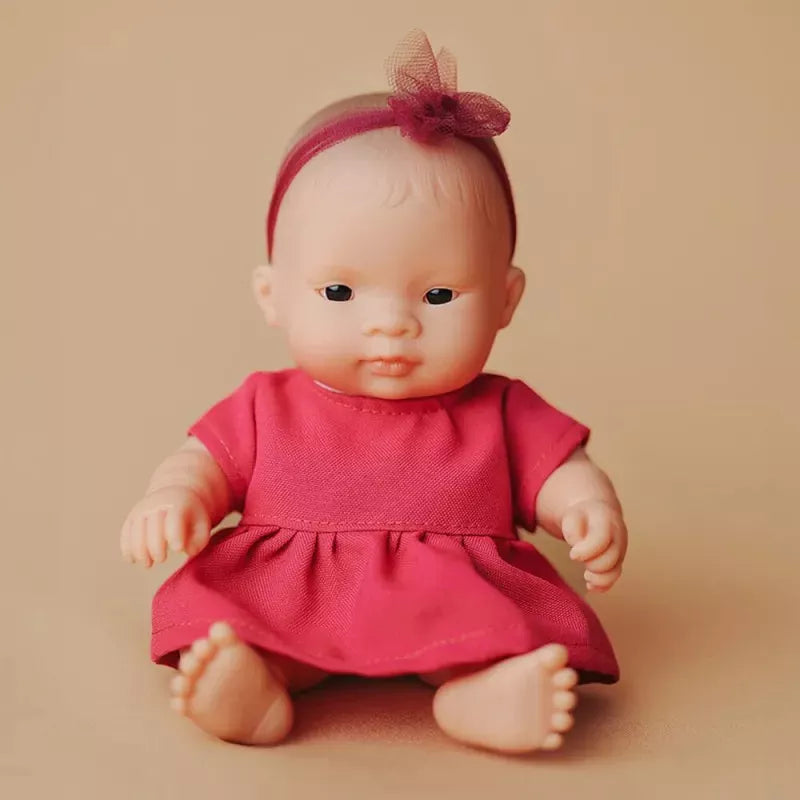 Miniland lėlė mergaitė rausva suknele (azijietė, 21 cm.)